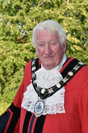 Mayor in robes and chains